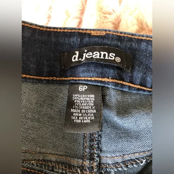 d. jeans Dark Denim with Button Detail Cropped Jeans - Picture 4 of 6